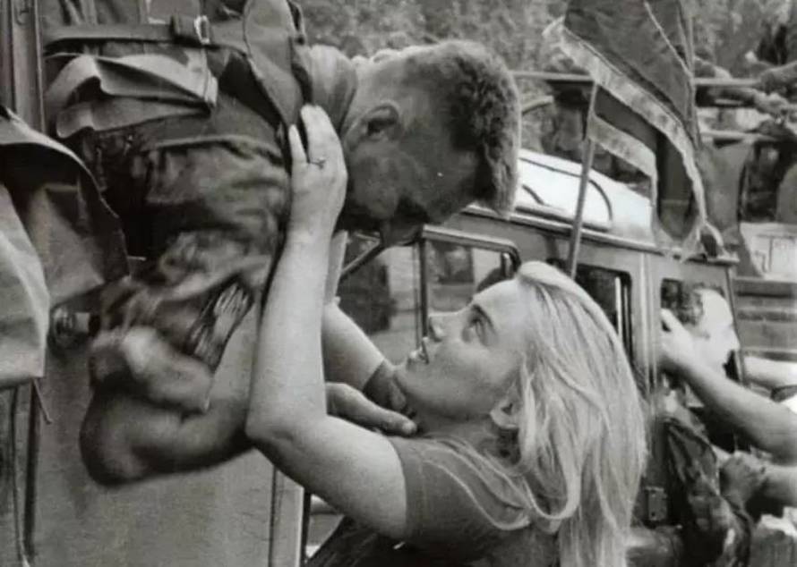 Najljepša ljubavna fotografija iz rata: 'Nagnuo se da me poljubi, nisam ni znala hoće li se vratiti'