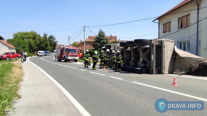 Prevrnuo se kamion kod Koprivnice, zakačio rasvjetni stup, prometni znak i ogradu