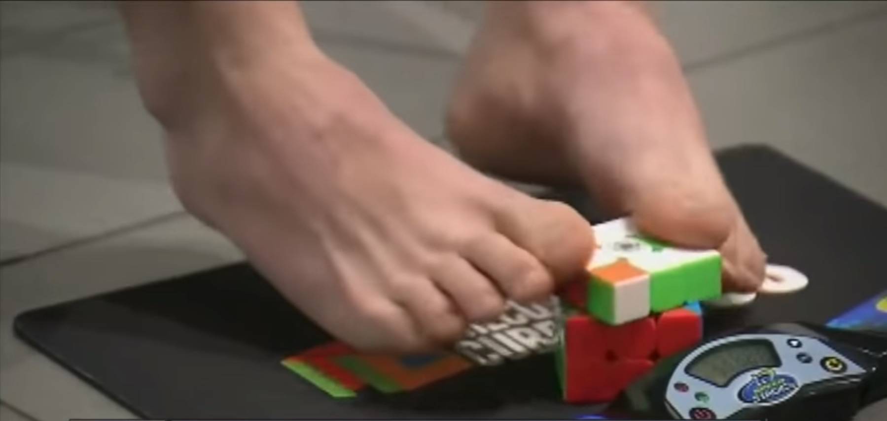 Daniel složi Rubikovu kocku za samo 17 sekundi, i to nogama