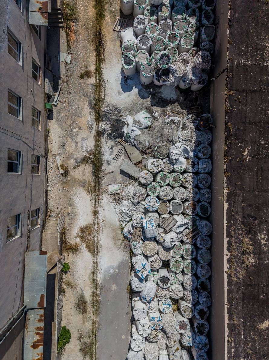 Fotografije iz zraka ilegalnog odlagališta otpada u Gospiću