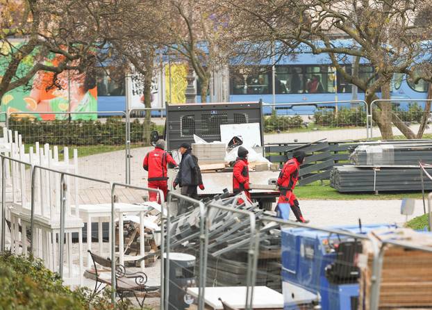 Zagreb: Postavljanje adventskih kućica na Trgu kralja Tomislava
