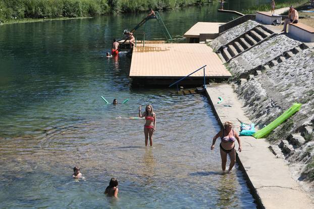 Duga Resa: Osvježenje od vru?ina u rijeci Mrežnici