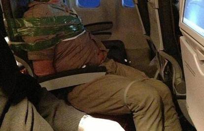 Putnika zalijepili za sjedalo jer je vikao da će se avion srušiti