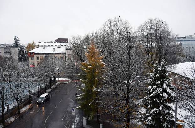 Sisak se probudio prekriven snijegom