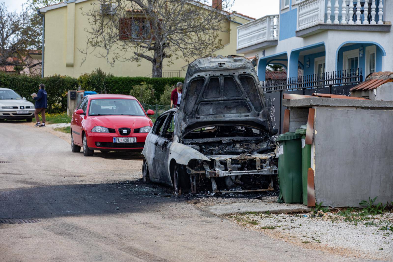 U tri sata ujutro u naselju Žbandaj kod Poreča buknuo je požar na dva automobila