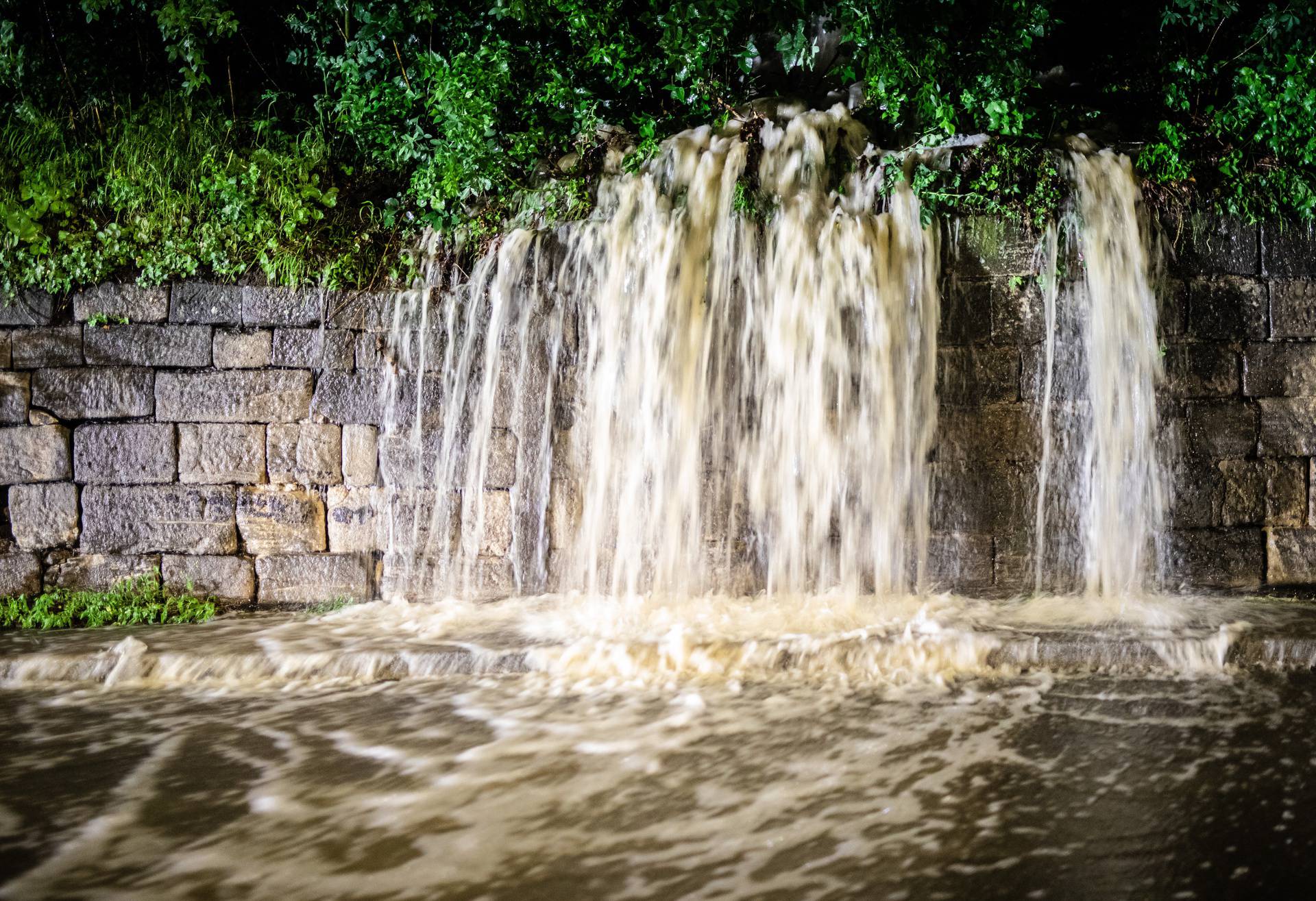 Floods and hail in the southwest