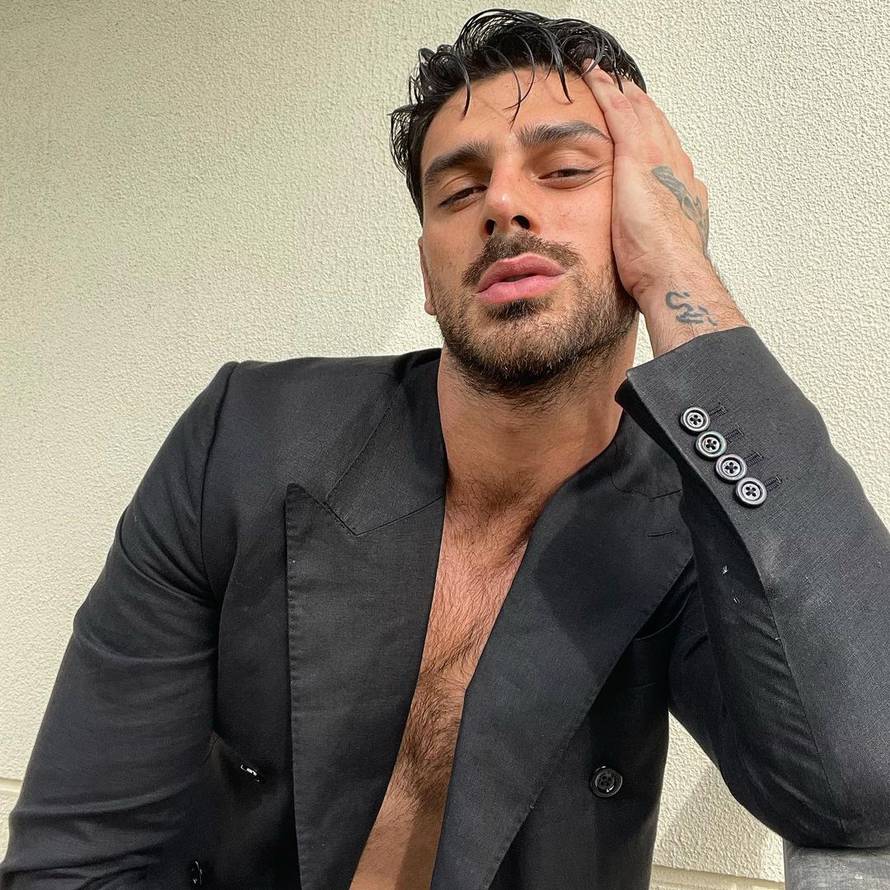 Khloe Kardashian uhvaćena u prisnom zagrljaju seksi Talijana koji je glumio u filmu '365 dana'