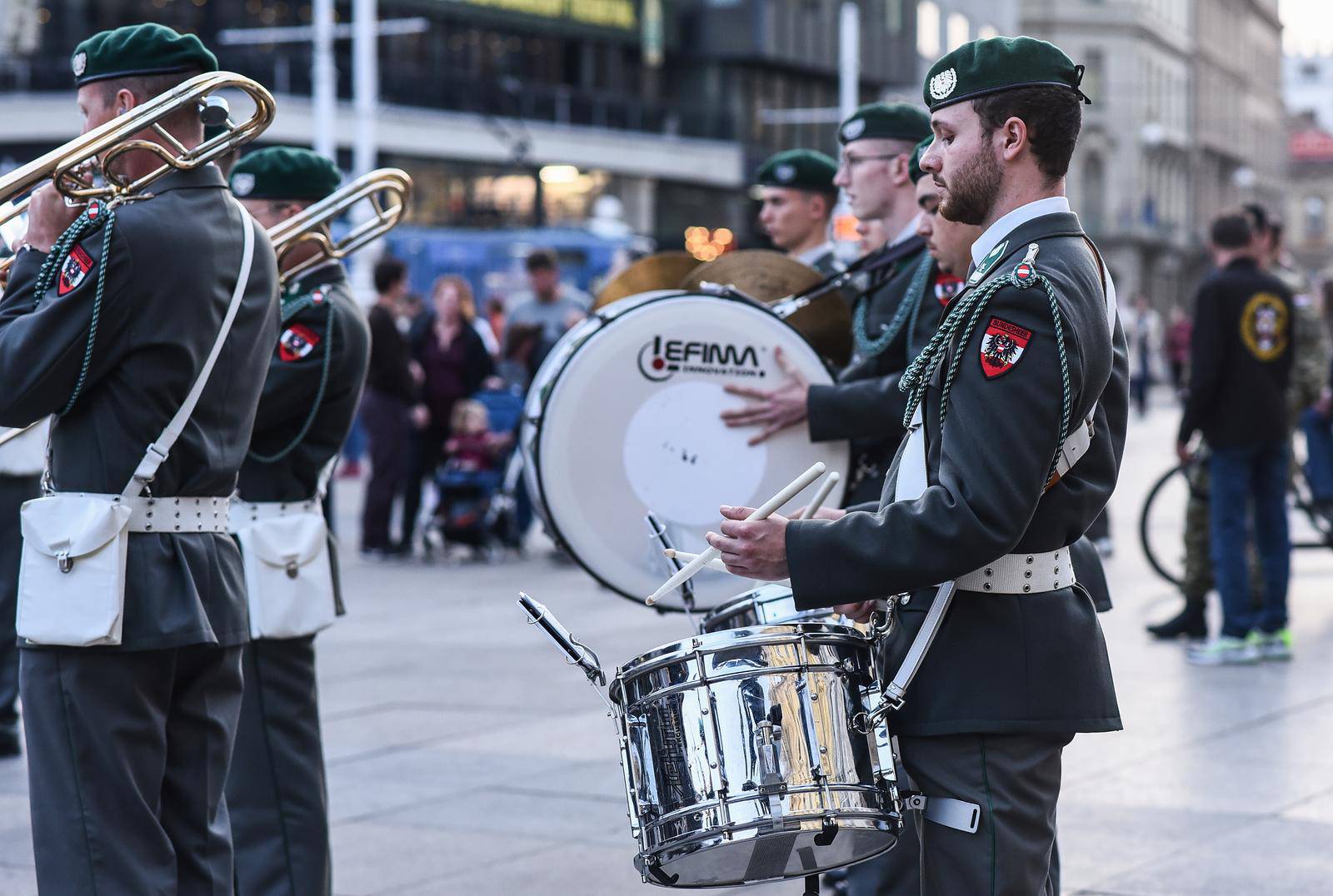 Zajednički nastup vojnih orkestara Republike Hrvatske i Republike Austrije na Trgu bana Josipa Jelačića u Zagrebu