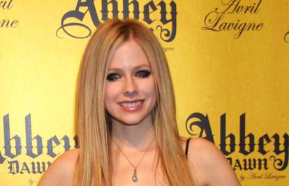 Avril Lavigne vrišteći otišla s bine zbog hrpe povrća u kosi