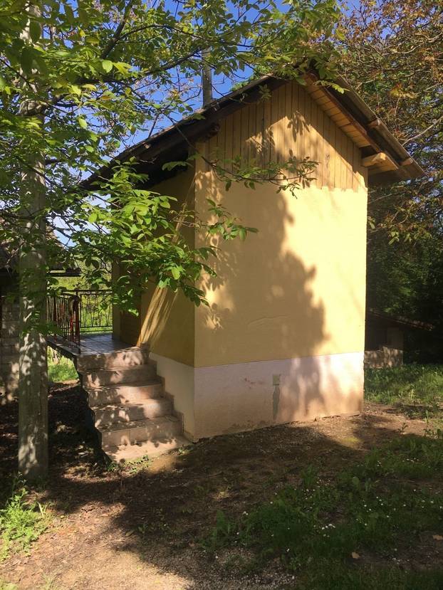 Kod Varaždina prodaju kuću od 9 m2! Nema dozvolu, struju ni vodu. Makadam je. Evo cijene