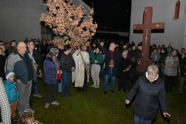 FOTO Pravoslavni vjernici diljem Hrvatske dočekuju Božić uz tradicionalno paljenje badnjaka