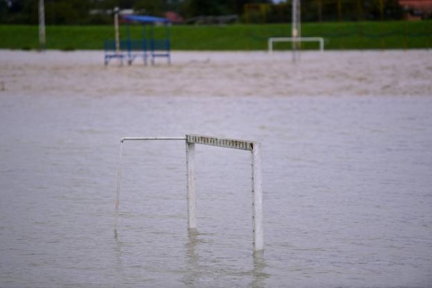 Zagreb: Oteretni kanal u naselju Blato