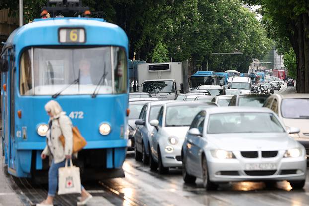 Zagreb: Ogromne prometne gužve u gradu zbog pada skele u Klaićevoj ulici