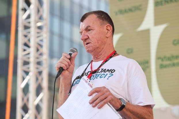 Glavni trg u Zagrebu prepun prosvjednika zbog opasnog otpada u Lici