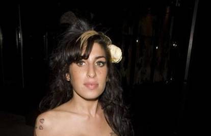 Amy Winehouse želi veće poprsje i implante u guzi