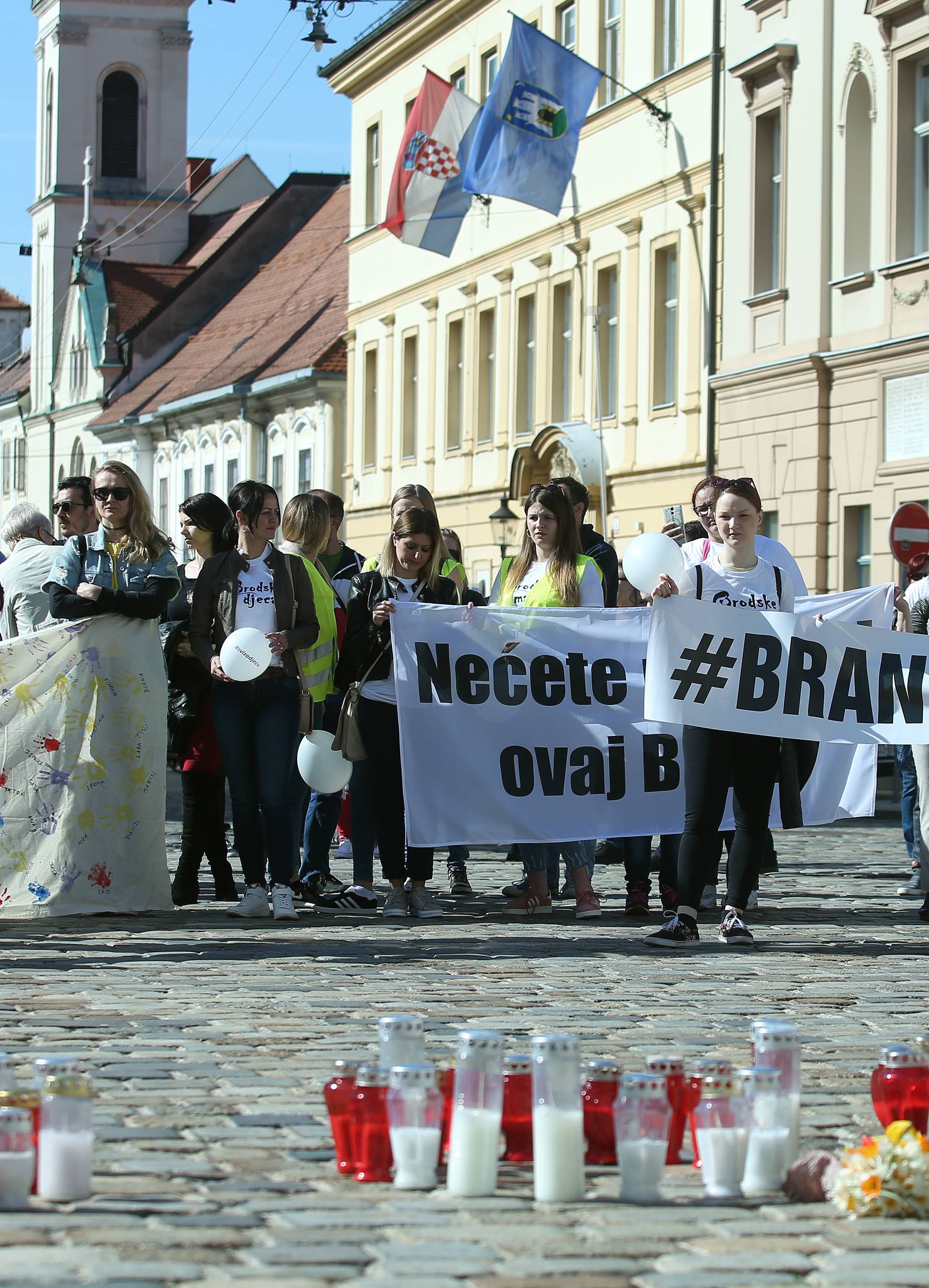 Brođani došli pred Vladu: 'Mi vas plaćamo, a vi nas trujete'