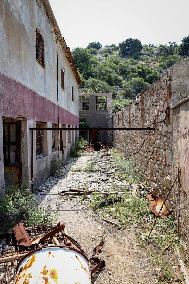 Goli otok je nekada bio zatvor za političke zatvorenike, koji je djelovao između 1949. i 1956.