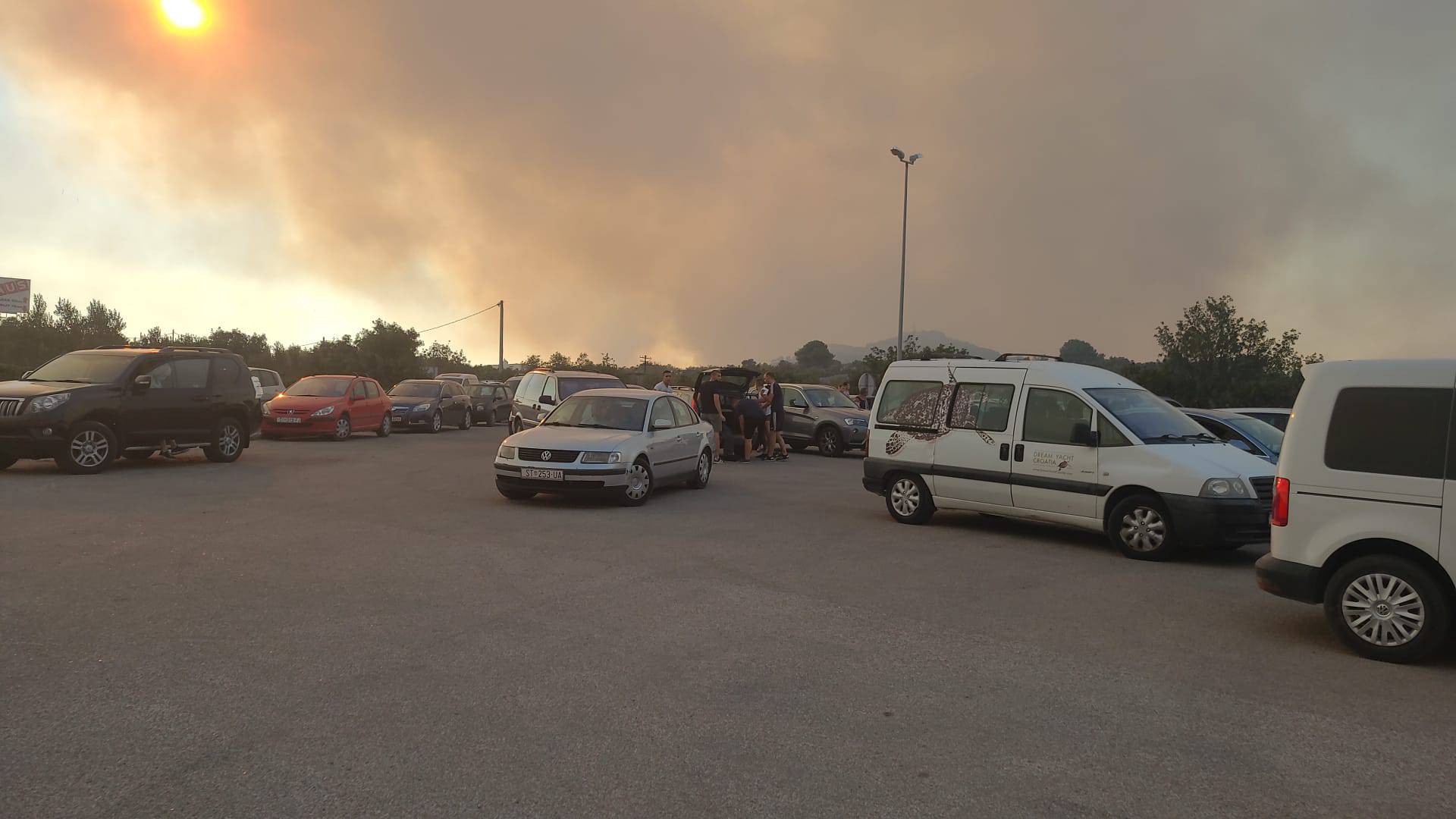 Požar u Zatonu kod Šibenika gasi 150 vatrogasaca: 'Situacija nikad gora u zadnjih 10 godina'