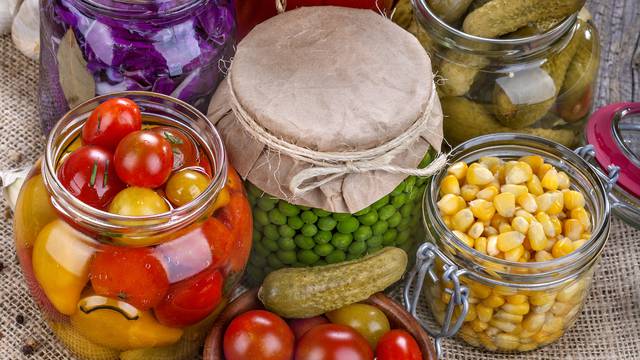 Kisela zimnica: Kako spriječiti kvarenje povrća u staklenkama