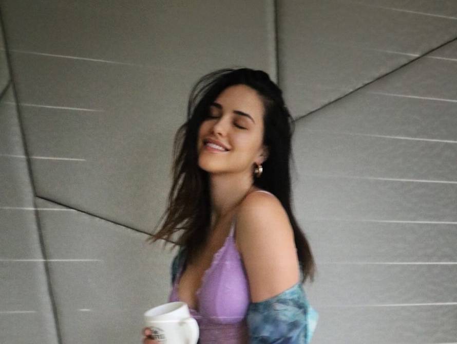 Zanosna Lana Jurčević u krevetu u donjem rublju i bez šminke