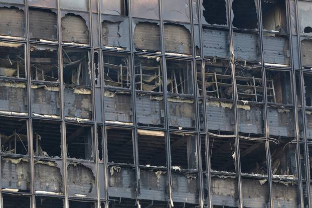 Zagreb: Građani u šoku  promatraju kako Vjesnikovu zgradu guta plamen 