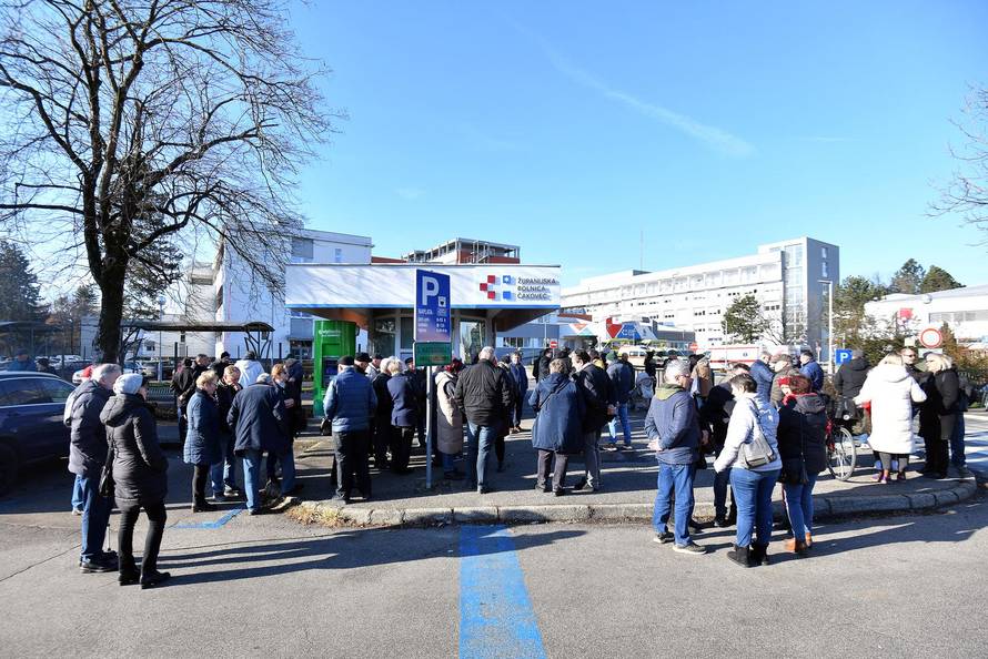 Čakovec: Građani dali podršku liječnicima, okupili se ispred bolnice