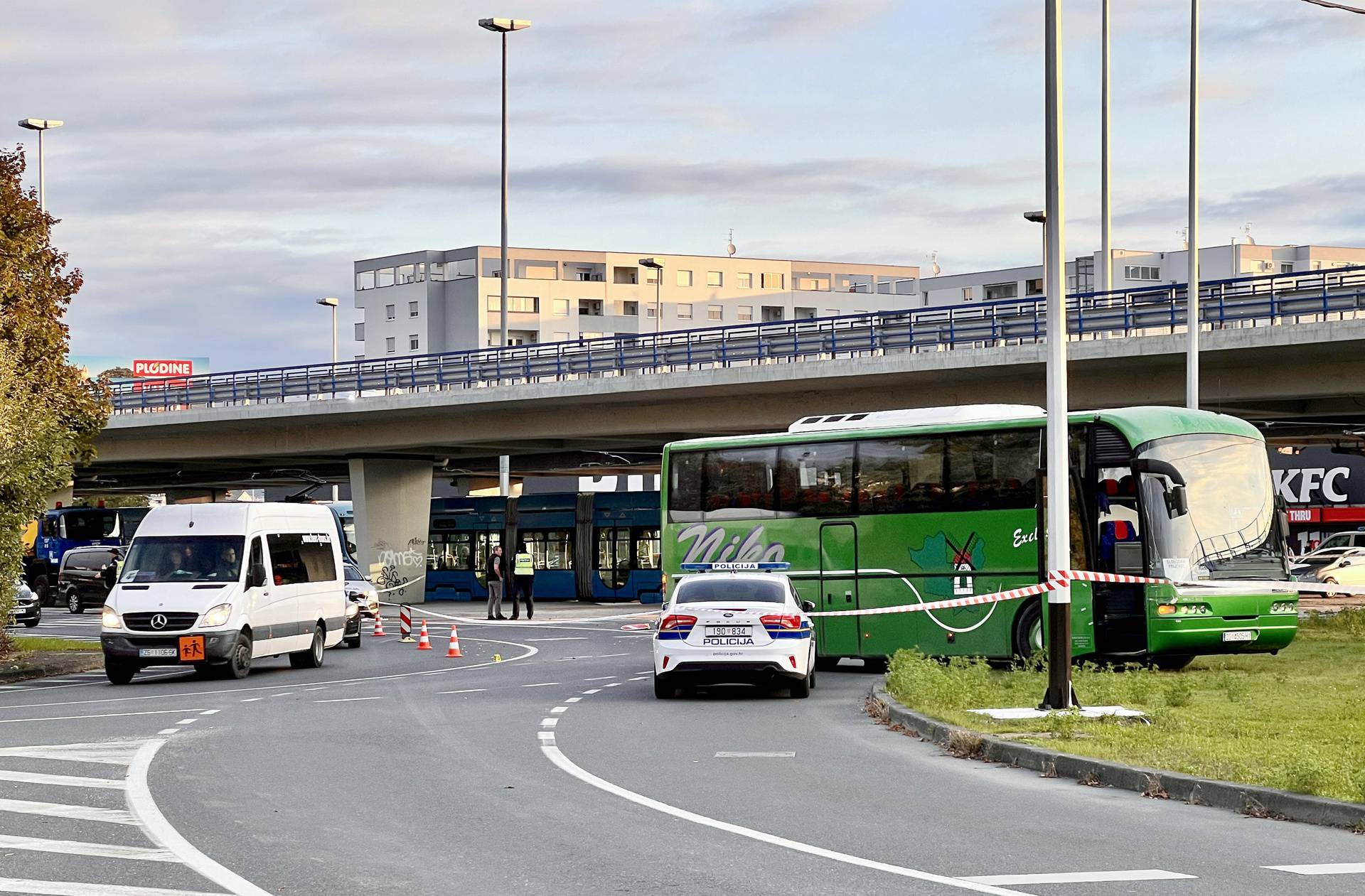 Jedna osoba poginula u sudaru tramvaja i autobusa