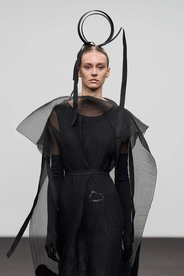 Divne kreacije: Pogledajte reviju Ksenije Vrbanić u Dubaiju