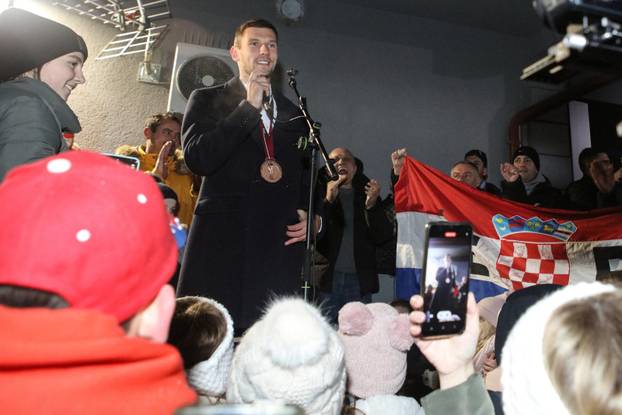 Čepin: Svečani doček za Bornu Barišića u njegovom rodnom mjestu