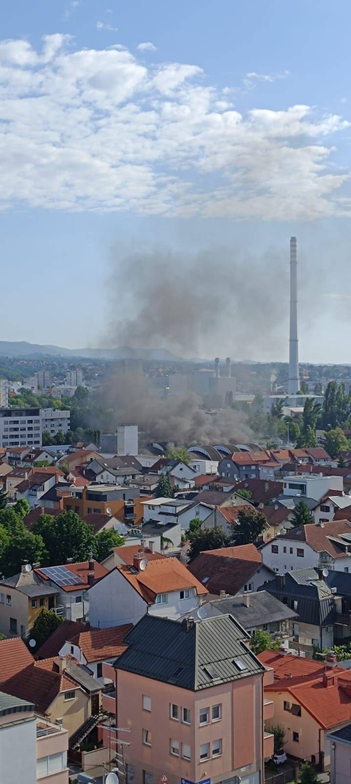 VIDEO Gusti dim u Zagrebu, gori tiskara na Trešnjevci: 'Vidio sam samo dim i vatrogasce'