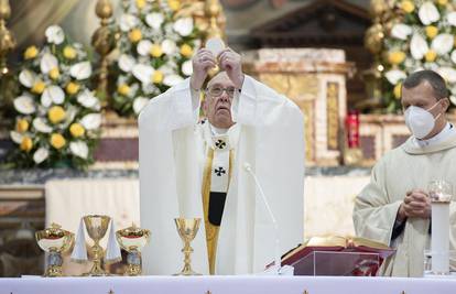 Papa Franjo se cijepio, nakon mise vjernici mu ljubili ruke