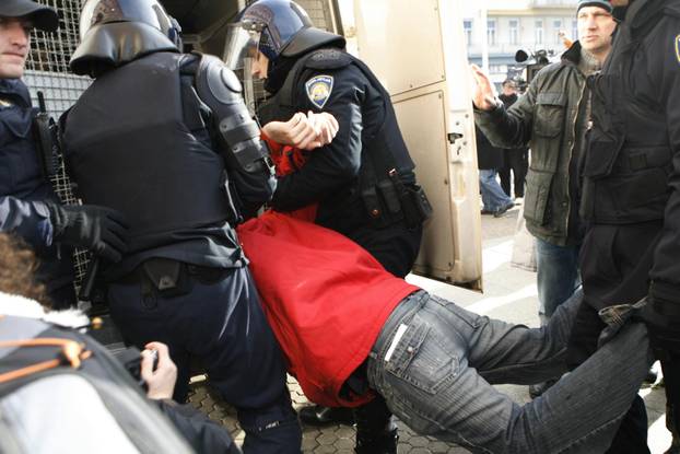 ARHIVA: Zagreb: Na prosvjedu protiv EU policija grubo privela nekolicinu prosvjednika