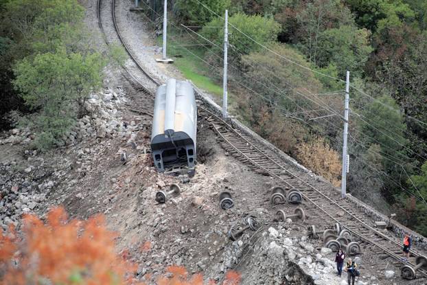 Teretnom vlaku kod Rijeke otkazale kočnice, iskočio s tračnica