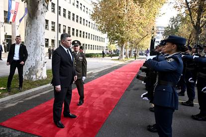 FOTO S crvenog tepiha micali list po list, Milanovića čuvali specijalci s antidron puškama