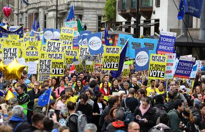 Deseci tisuća Britanaca izašli na ulice, traže novi referendum