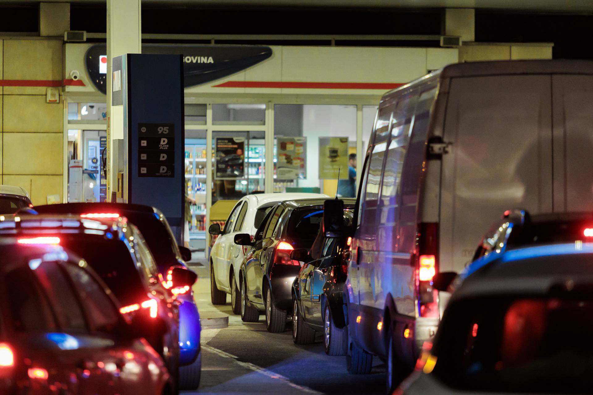 Gužve na benzinskim postajama uoči sutrašnjeg porasta cijena goriva