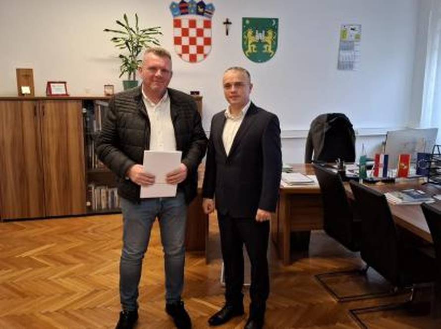 HDZ-ov načelnik je promijenio znak da osuđenik i porezni dužnik može bacati smeće u selu