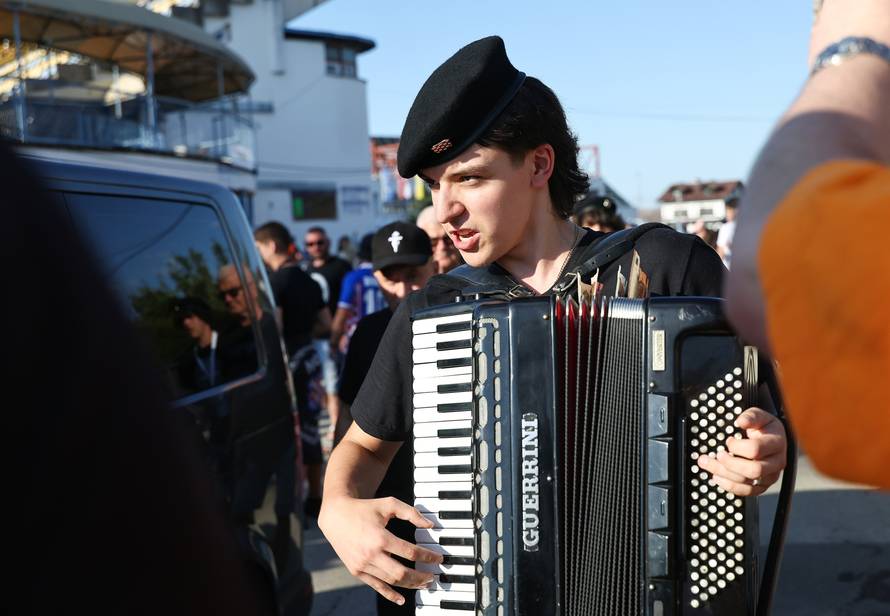 Fanovi se okupljaju u Zaprešiću uoči Thompsonova koncerta