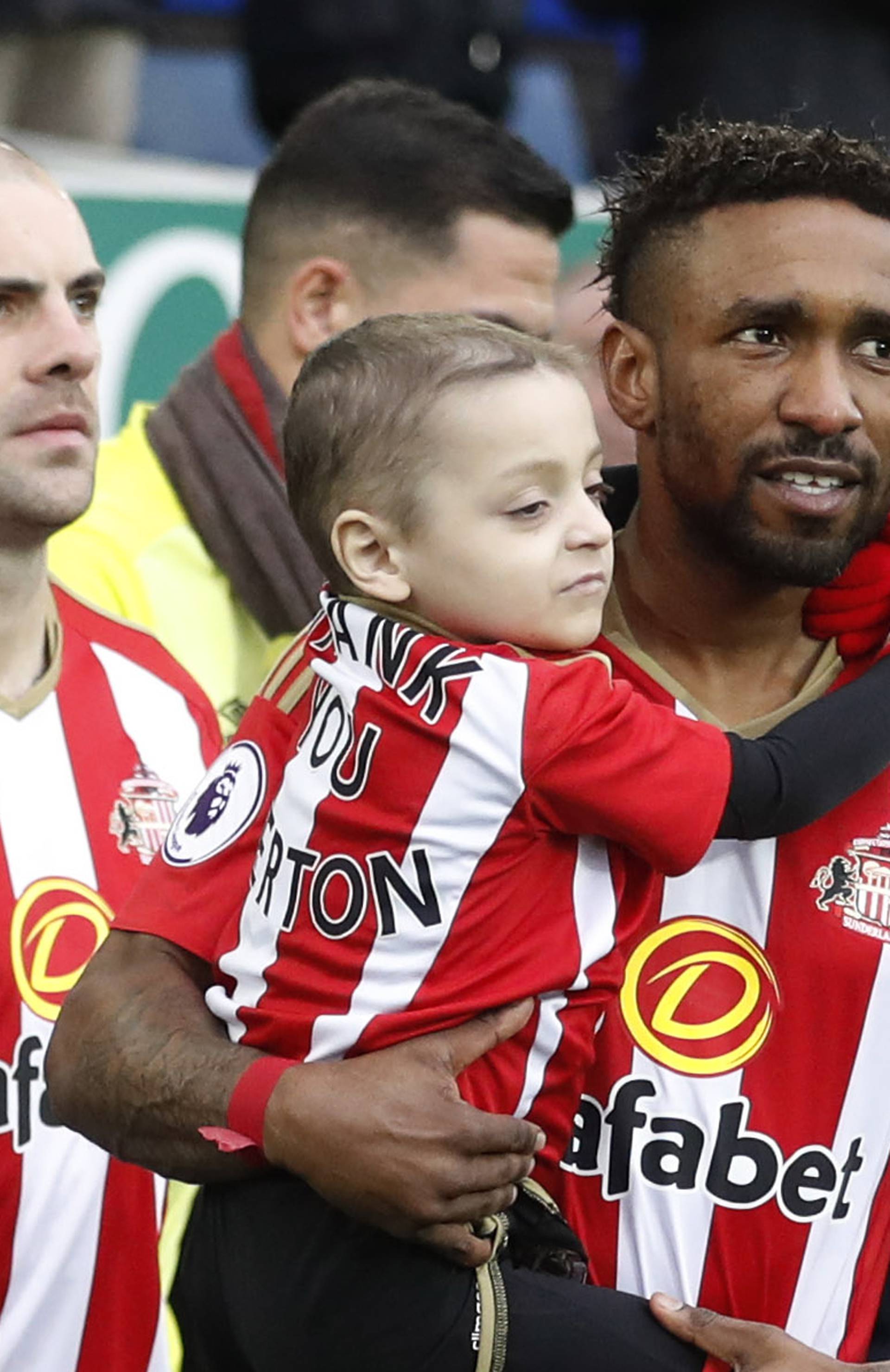 Sunderland's Jermain Defoe carries out young Sunderland fan Bradley Lowery before the match