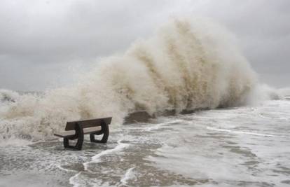 Francuska: Snažna je oluja digla valove od 6 metara