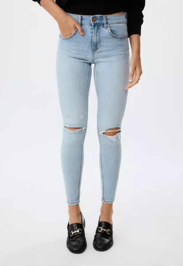 Vraćaju se poderane traperice: Izdvojili smo najbolje komade