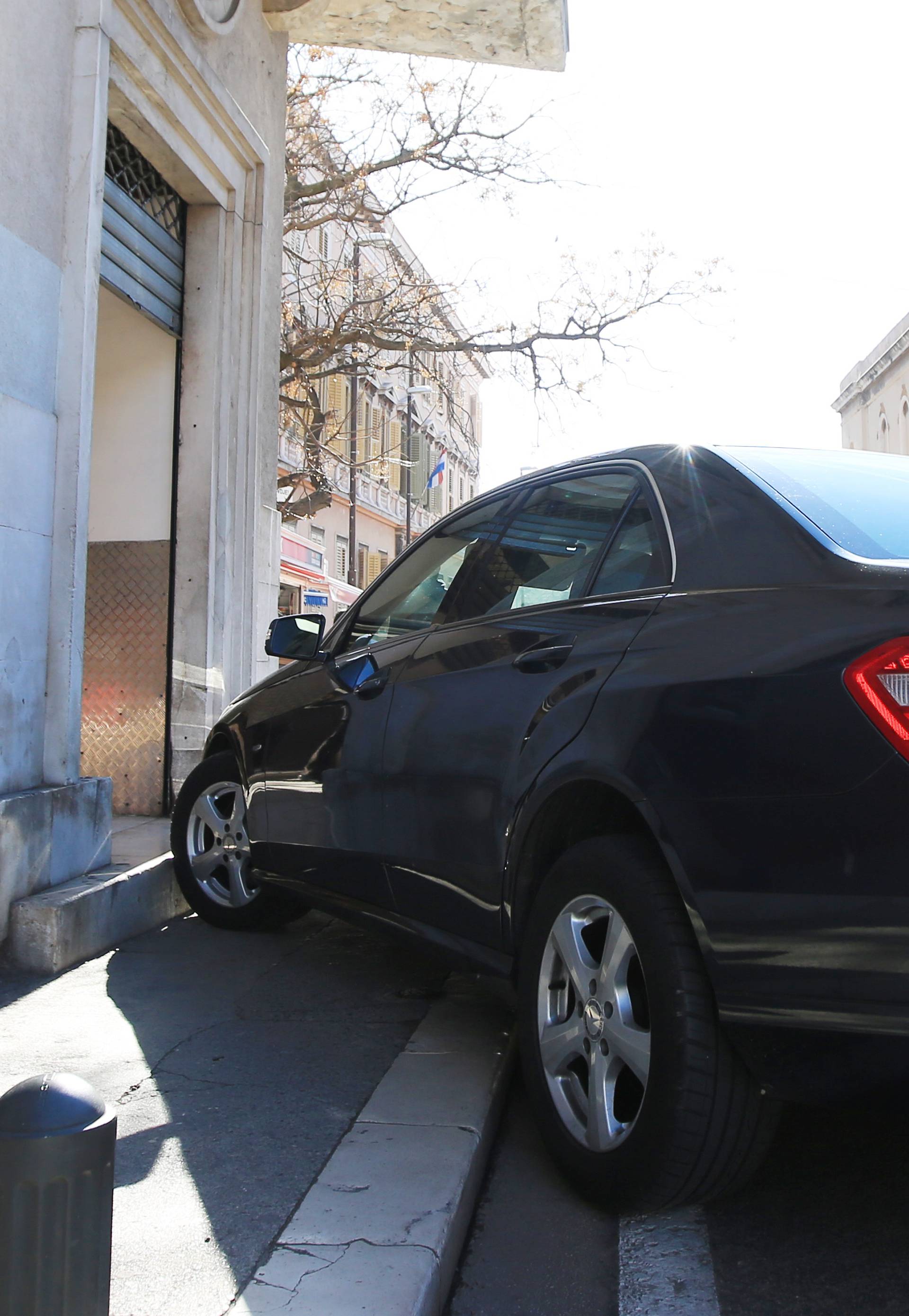 Bizarna nesreća u Šibeniku: Ženu je pregazio vlastiti auto