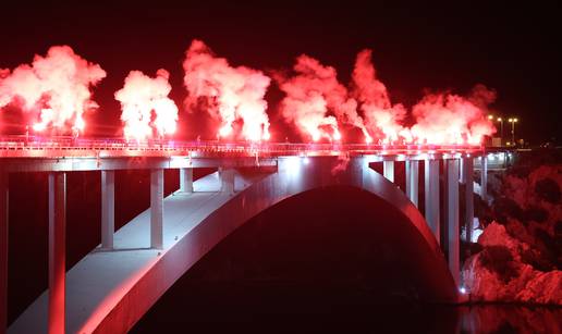 FOTO Bakljadom na šibenskom mostu odali počast poginulim braniteljima u Rujanskom ratu