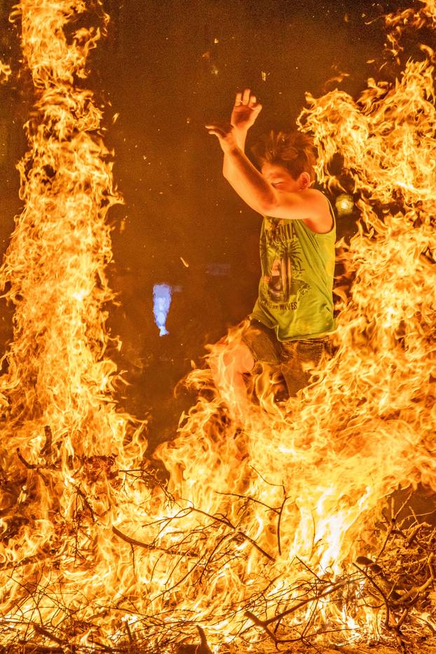 Mladići preskakali krijes Svetog Ivana i tjerali štrige preko Učke