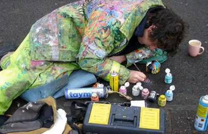 Britanski umjetnik oslikava žvakaće gume na pločnicima 