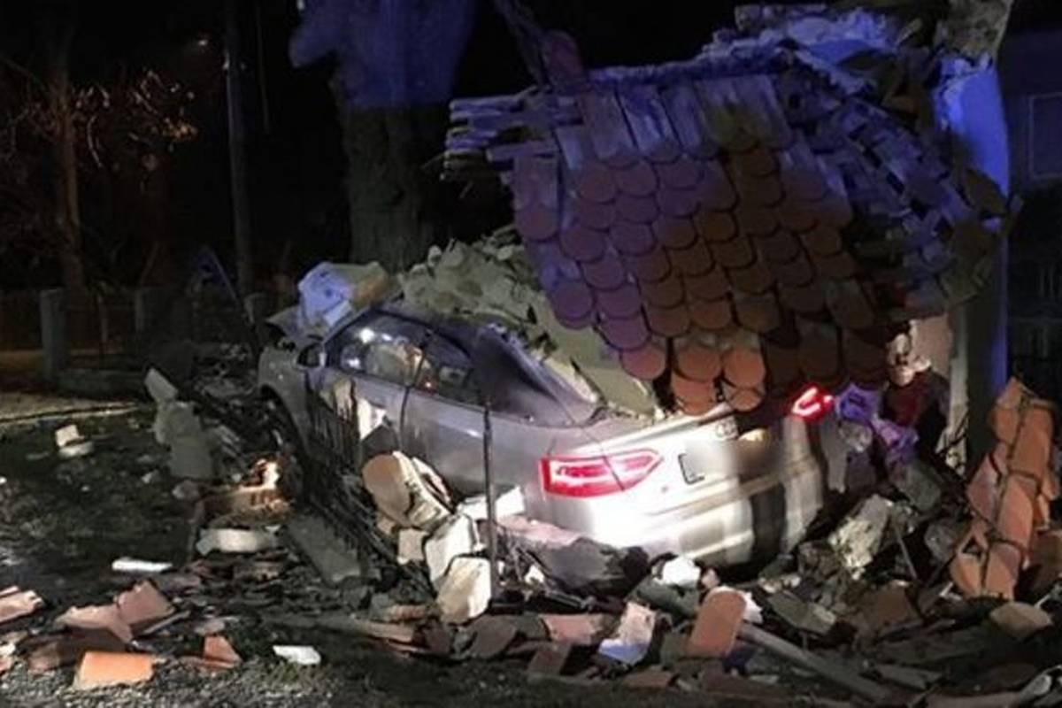 Sletio je autom s ceste, srušio kapelicu pa onda udario u drvo