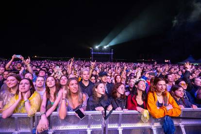 FOTO Evo kako je prošao 2. dan INmusica: Kabanice, kiša i blato nisu pokvarili koncerte publici!