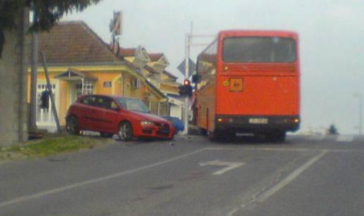 Autobus oduzeo prednost Fiatu pa naletio na njega