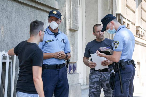 Zagreb: U znak protesta postavio šator ispred Klinike za dječje bolesti u Klaićevoj