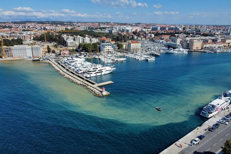 Zadar: Pogled iz zraka na zamućeno more zbog izgradnje obližnjeg hotela